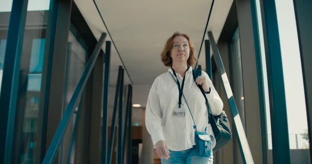 Hanne der går med sin taske over skulderen